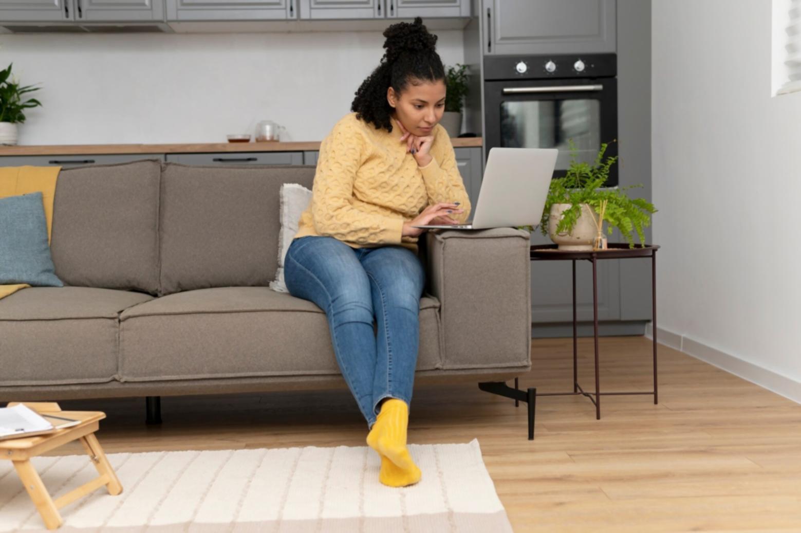 Equipo de cryvantilora trabajando en estrategias de educación financiera